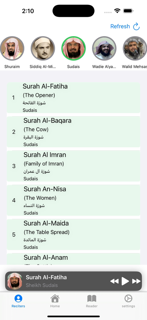 Mobile App-Oberfläche mit einer Liste von Koran-Suren und einer Auswahl berühmter Rezitatoren mit einem Audio-Player unten
