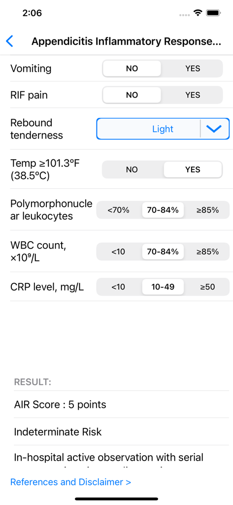 Interfaz de calculadora médica pediátrica para calcular la puntuación de respuesta inflamatoria a la apendicitis, mostrando síntomas clínicos y resultados.