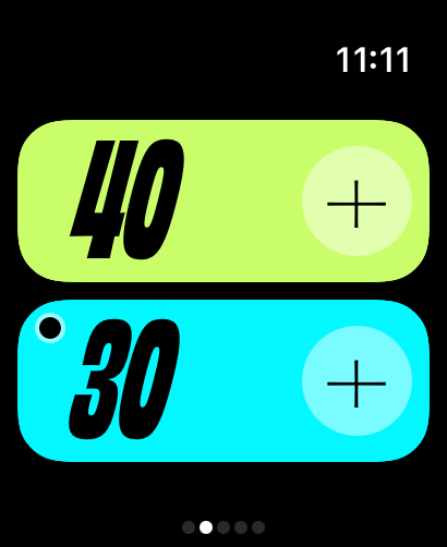 Padel score tracker interface on Apple Watch displaying scores of 40 and 30 with large colored buttons