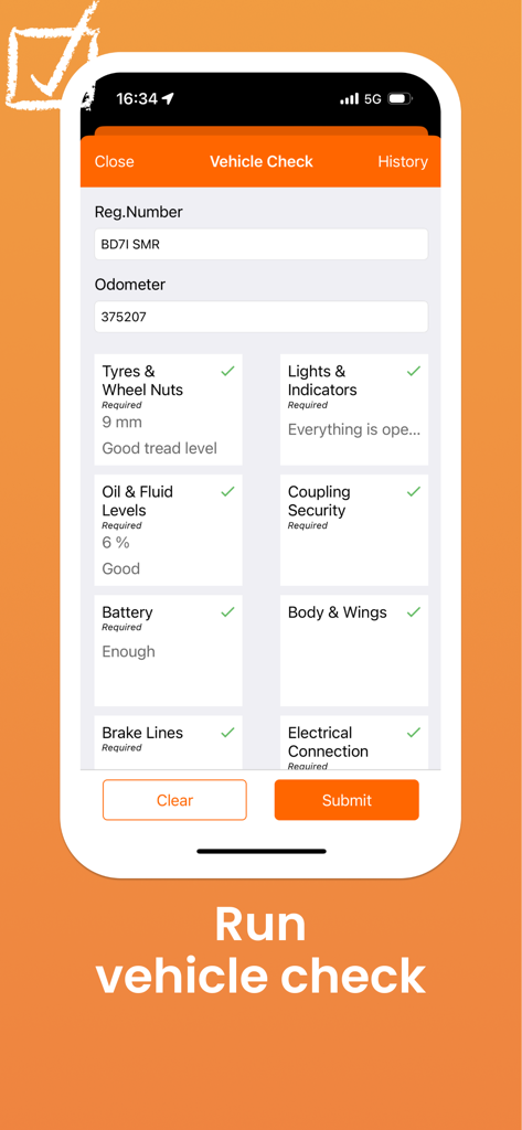 Interface d'une application mobile affichant une liste de contrôle d'inspection de sécurité du véhicule avec des éléments d'entretien comme les pneus, l'huile et les feux