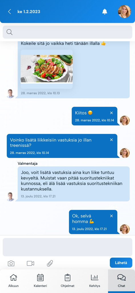 Versus Valmennus - A chat screen in the Versus Valmennus fitness app showing a conversation with a coach and a picture of a healthy salad