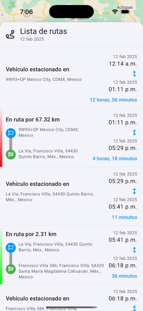 Pantalla de la aplicación móvil que muestra una lista detallada de rutas de vehículos y ubicaciones de estacionamiento en español