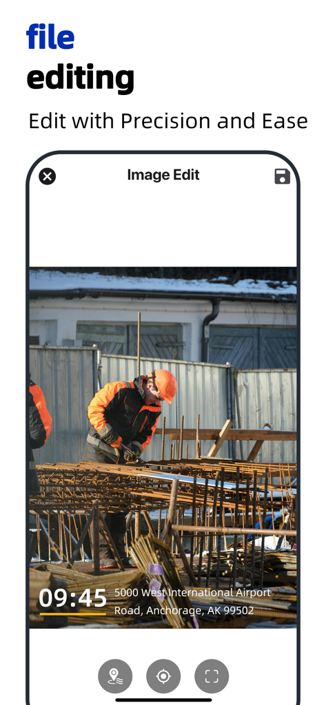 Mobile App-Oberfläche, die ein Foto eines Bauarbeiters mit einem Zeitstempel von 09:45 und einer GPS-Adressüberlagerung in Anchorage, Alaska, zeigt.