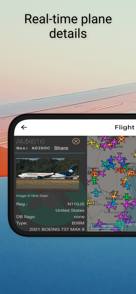 Flight Tracker — Flight Radar - Interfaccia che mostra dettagli dell'aereo in tempo reale e una mappa radar di volo live con icone degli aeromobili