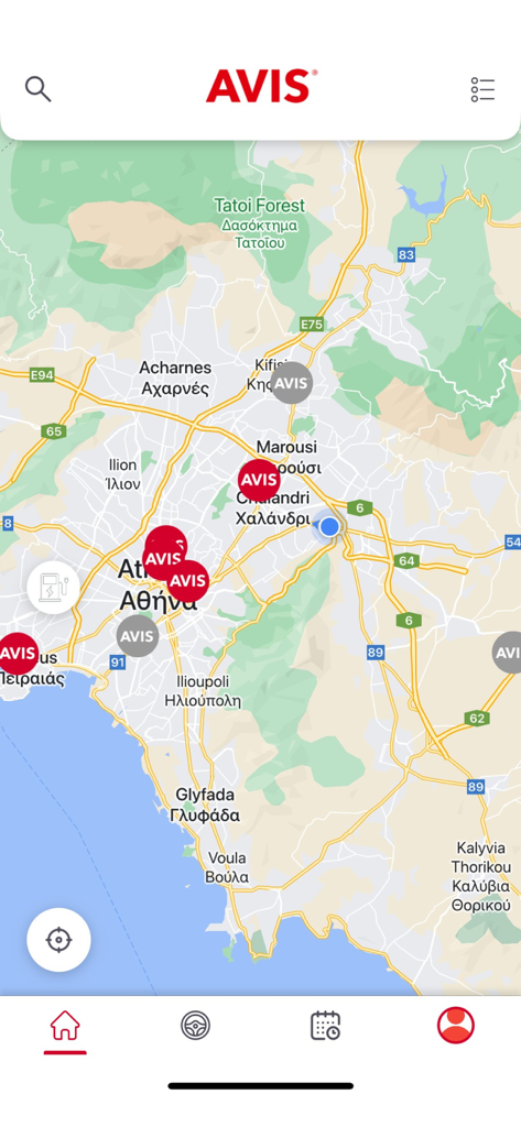 Schermata della mappa dell'app Avis Car Sharing che mostra le posizioni dei veicoli disponibili in una città.
