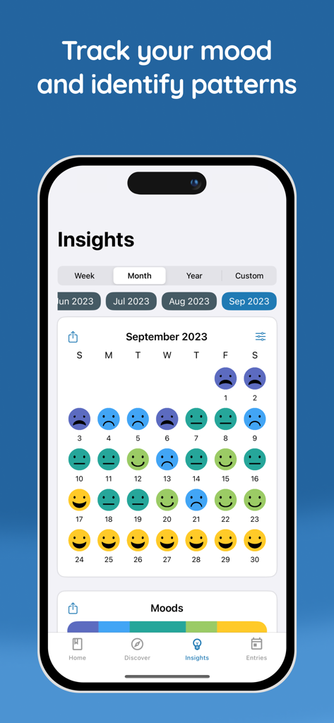 Un écran de smartphone affichant le calendrier de suivi de l'humeur de l'application Clarity avec des emojis colorés quotidiens pour des aperçus mensuels