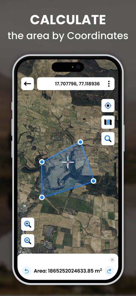 Um smartphone mostrando a ferramenta de cálculo de área de terreno no aplicativo GPS Map Coordinates com uma visão de satélite de terras rurais.