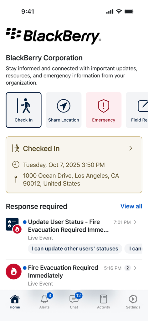 Interface do aplicativo móvel BlackBerry AtHoc mostrando um alerta de evacuação de incêndio de emergência e status de check-in do usuário