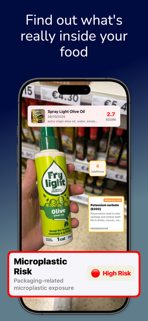 Un smartphone utilisant l'application Exposr pour scanner un article d'épicerie affichant un risque élevé de microplastiques et un score d'additifs