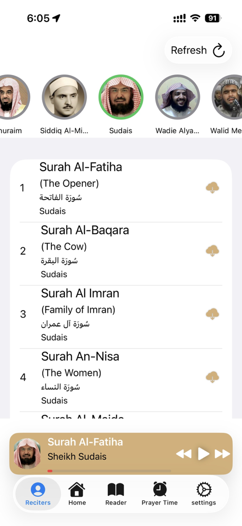 Audio-Rezitationsoberfläche der Al Quran Majeed App, die eine Liste von Suren und eine Auswahl berühmter Rezitatoren zeigt