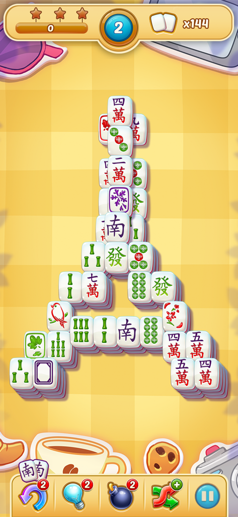 Un nivel de rompecabezas de Mahjong Solitaire en Mahjong City Tours con fichas apiladas en forma de la Torre Eiffel