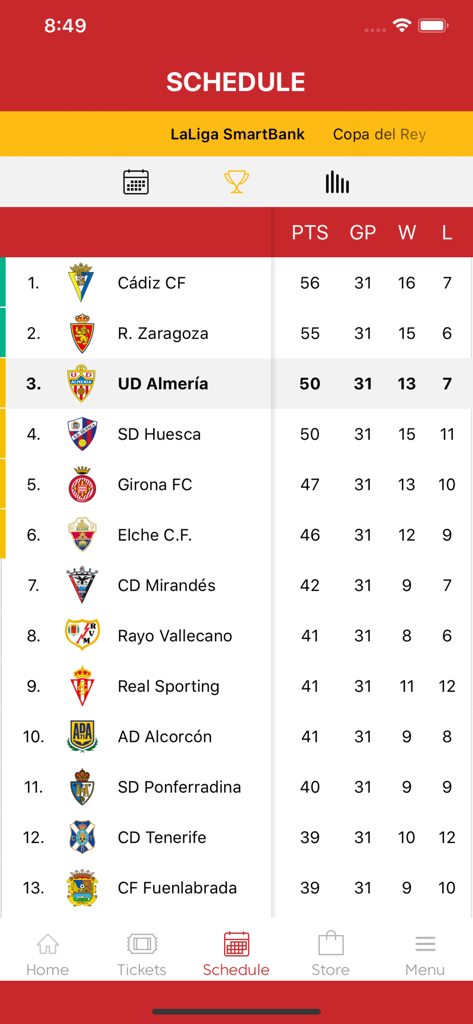 UD Almería - Official App - Écran du calendrier de l'application officielle UD Almeria montrant le tableau de classement de LaLiga SmartBank et les classements des équipes