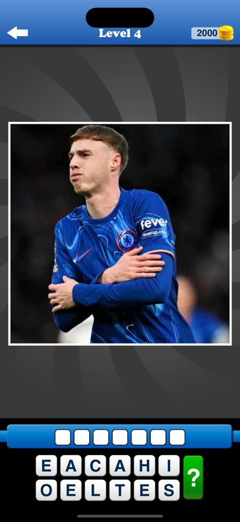 Whats the Team? Football Quiz - 팀 이름 추측을 위한 문자가 있는 파란색 첼시 유니폼을 입은 선수를 보여주는 축구 퀴즈 레벨 4