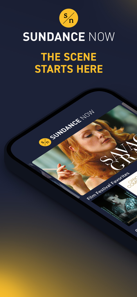 Ein Smartphone, das die Sundance Now App-Oberfläche mit dem Slogan The Scene Starts Here und kuratierten Festival-Favoriten des Independent-Films anzeigt.