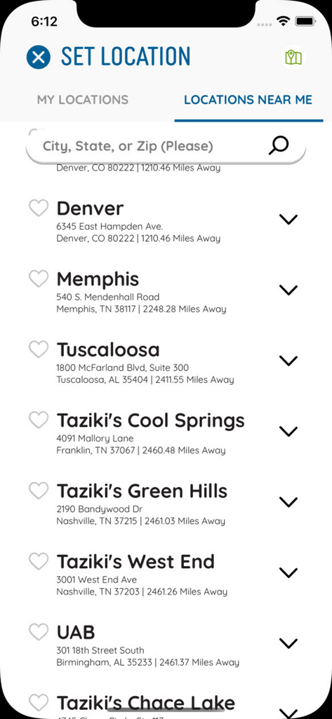 Schermata dell'app Tazikis Cafe per la selezione della località che mostra le filiali del ristorante nelle vicinanze e una barra di ricerca.