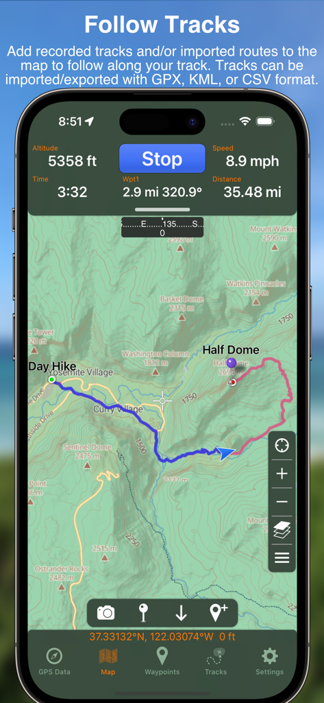Interfaz de la aplicación GPS Tracks mostrando un mapa topográfico de Yosemite con una ruta de senderismo activa y altitud en tiempo real