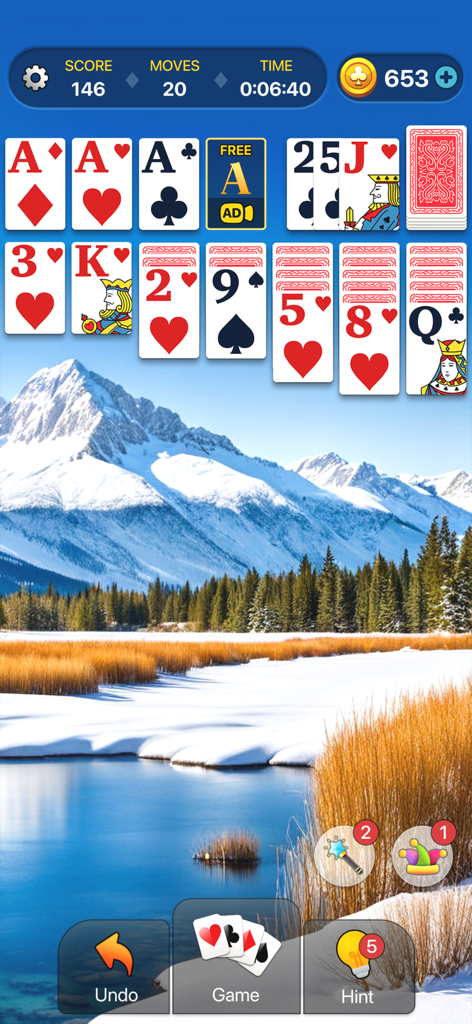 Klondike Solitaire- Card Games - Jugabilidad del Solitario Klondike clásico con cartas grandes y legibles y un pacífico paisaje de montaña invernal de fondo.