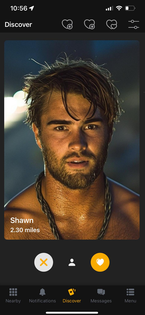 WOOLFR Gay Dating, Chat, Meet - L'écran Découvrir de l'application WOOLFR montrant une carte de profil d'un utilisateur à proximité nommé Shawn