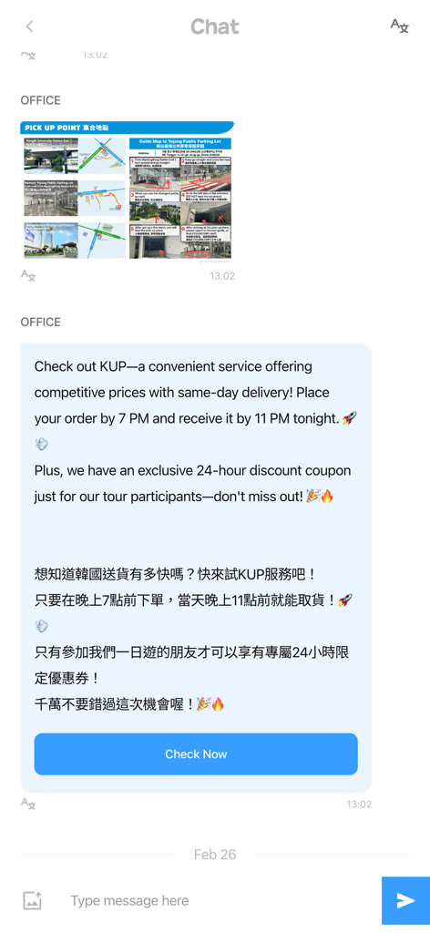 Kup for Ktourstory - Una pantalla de chat dentro de la aplicación Kup que muestra mapas de puntos de recogida del tour y notificaciones de descuentos en compras.