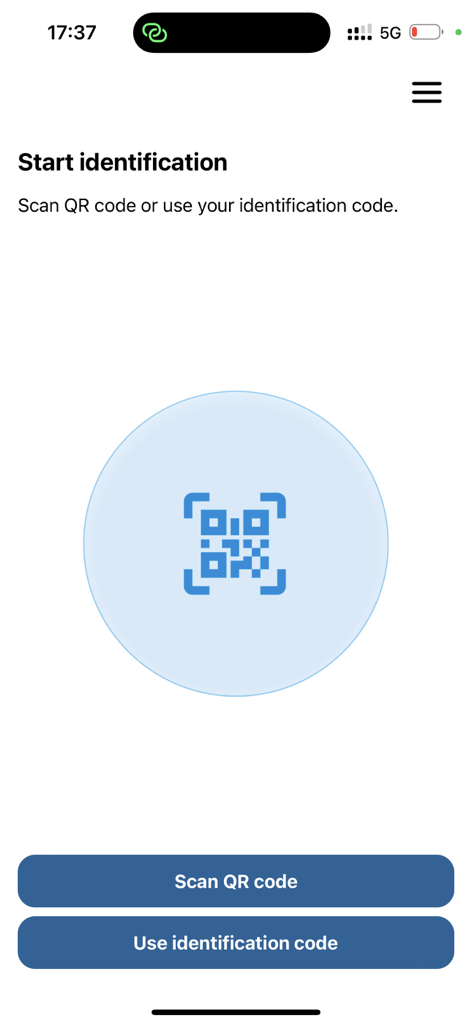 Identificatie-app AMP Groep - Startbildschirm zur Identifizierung mit Optionen zum Scannen eines QR-Codes oder zur Eingabe eines Identifizierungscodes