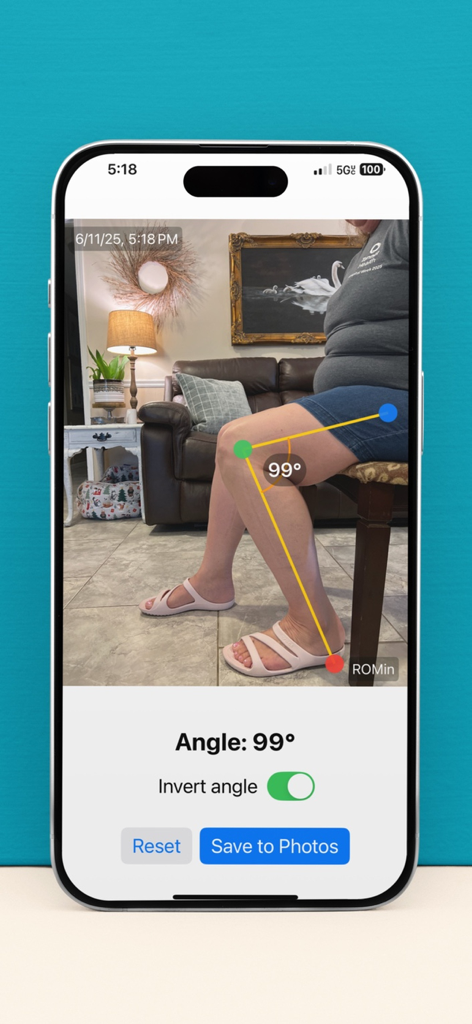 ROMin - Tela do iPhone mostrando o aplicativo ROMin medindo um ângulo de articulação do joelho de 99 graus em uma foto de uma pessoa sentada