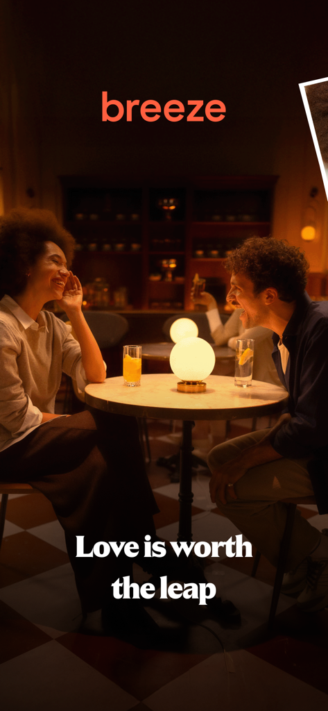 Breeze - No Chat, Just Dates - Breezeアプリ体験を表す、居心地の良いバーでのデートを楽しむ男女の写真