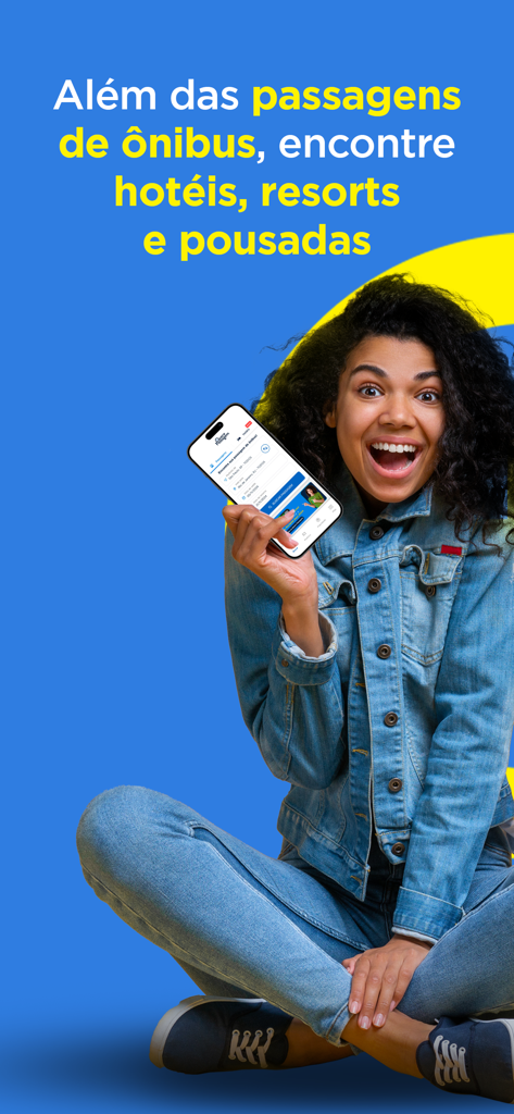 Une femme tenant un smartphone affichant l'application Quero Passagem pour réserver des billets de bus et des hôtels