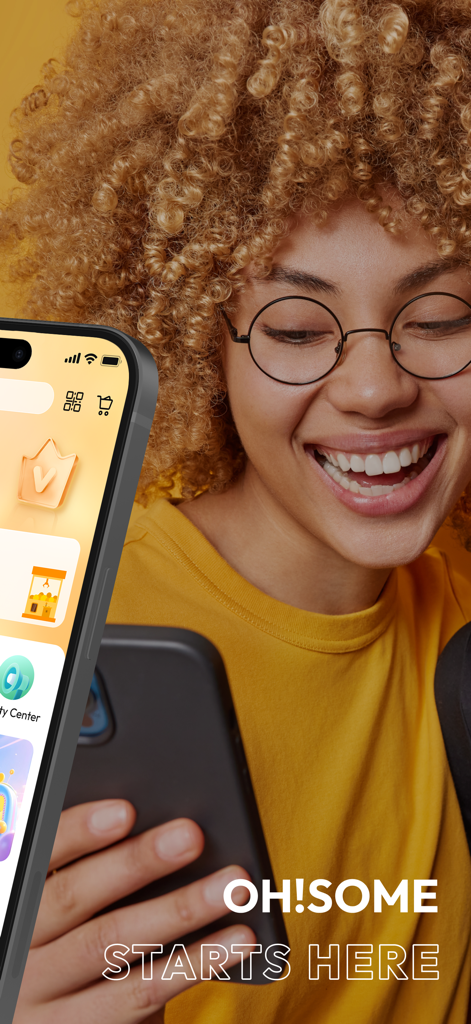 Una giovane donna sorridente con i capelli ricci che utilizza l'app di shopping di lifestyle OH!SOME sul suo telefono.