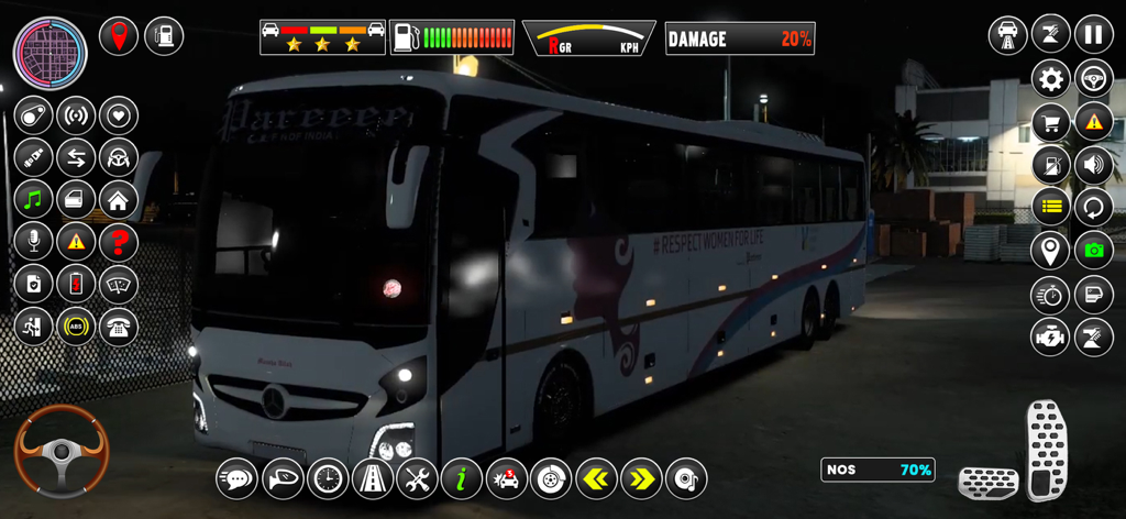 Public Transport Bus Games 3D - Un autobús de autocar blanco en un juego de simulación de conducción 3D por la noche con interfaz y controles de juego móvil