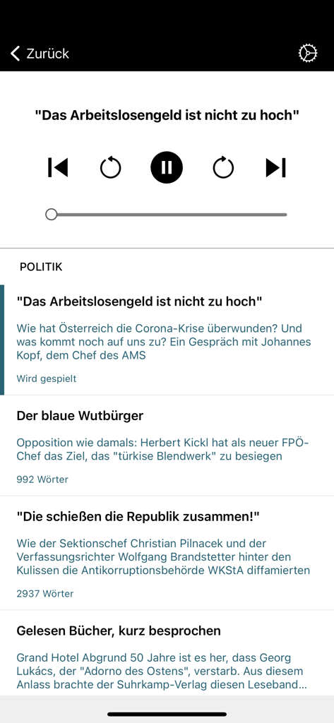 FALTER - Interface do reprodutor de áudio no aplicativo FALTER mostrando uma lista de artigos de notícias e controles de reprodução.