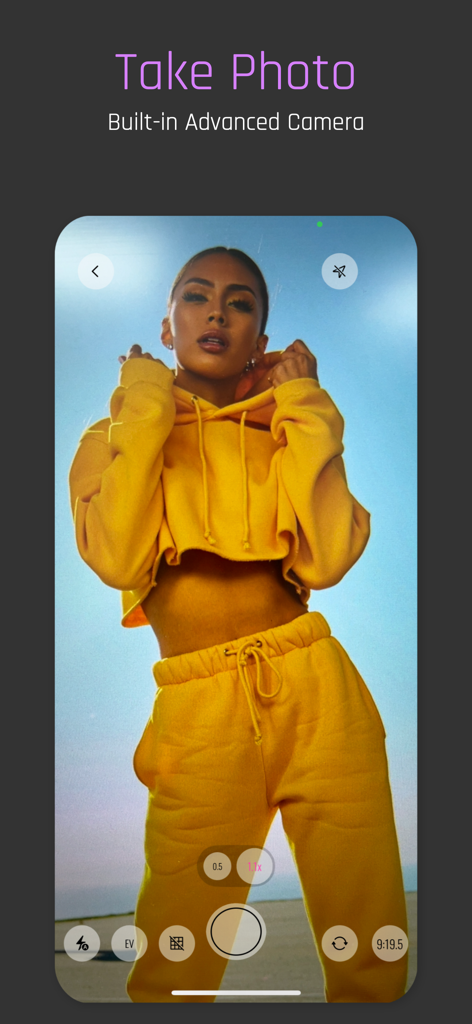 Interface de caméra avancée intégrée à l'application PhotoSplit avec une femme posant en survêtement jaune