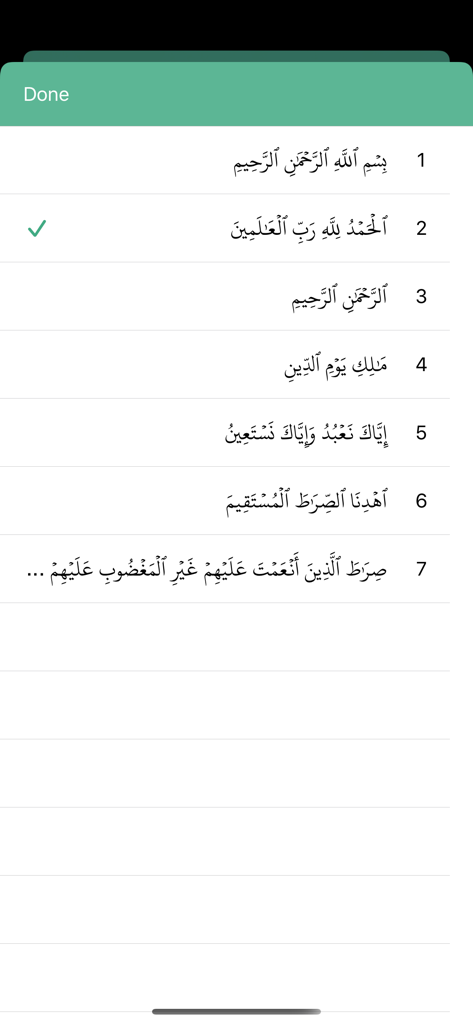 Eine Liste von Koranversen auf Arabisch aus Sure Al-Fatiha mit einem Häkchen, das den Fortschritt anzeigt.