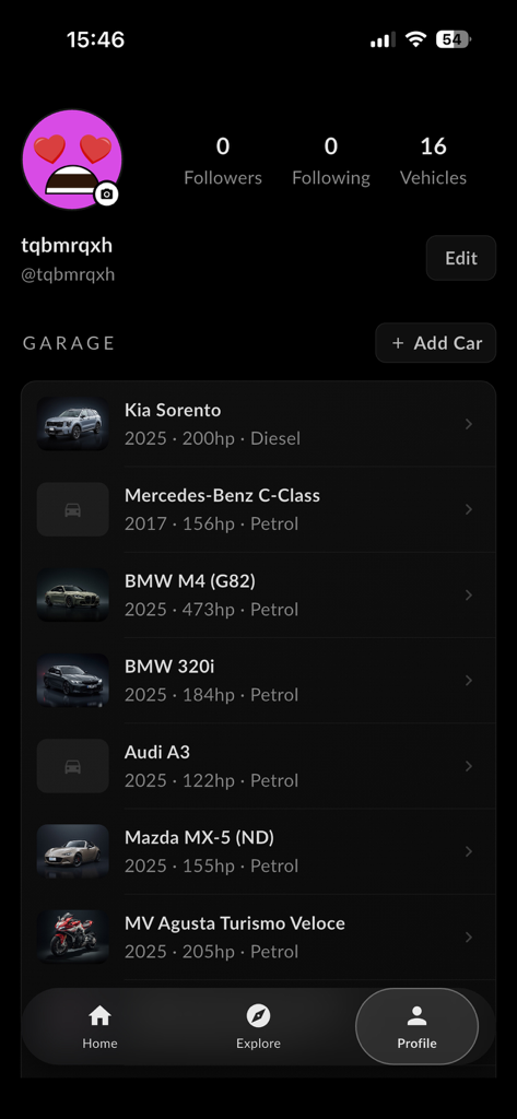 Car Modification AI - Carpeak - Una pantalla de perfil de usuario en la aplicación Carpeak mostrando un garaje virtual con una lista de vehículos como BMW y Mercedes