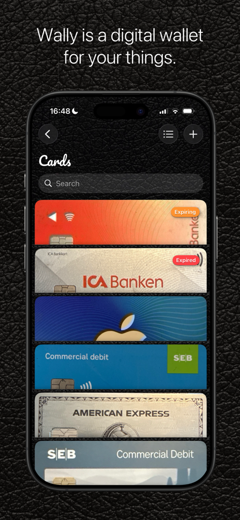 Wally - Digital Wallet - Wally 앱 인터페이스가 검은색 가죽 배경에 정리된 디지털 카드를 보여줍니다.