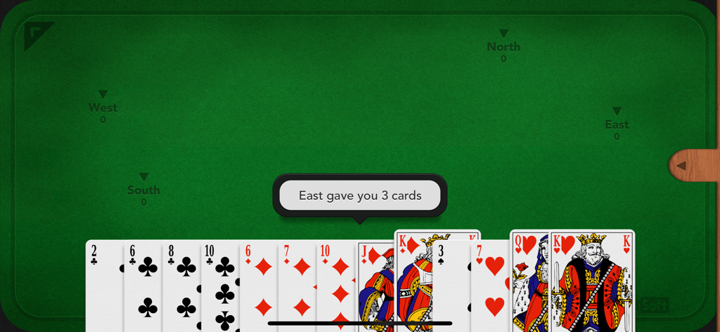 Hearts - Interface de um jogo clássico de cartas Copas com uma mesa de feltro verde e a mão de um jogador.