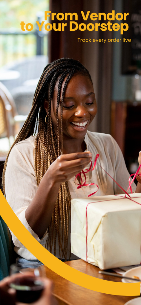 Madingo: Food Delivery & More - Una mujer sonriente con trenzas abriendo un paquete envuelto para regalo entregado en su puerta.