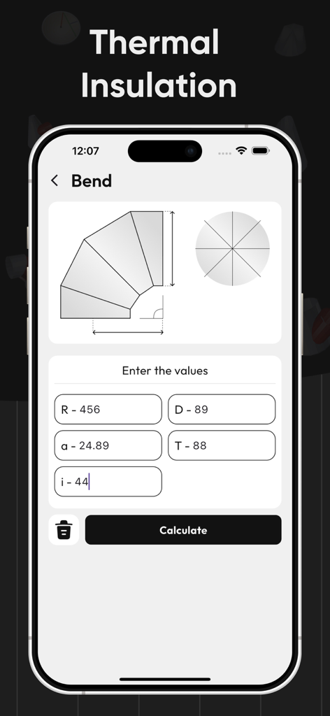 Thermal Insulation Calculator - Interfaccia tecnica dell'app Calcolatore Isolamento Termico che mostra campi di input e un diagramma per il calcolo di una curva di tubo segmentata.