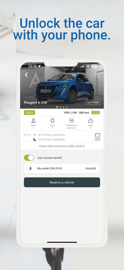 Avant2Go Car Sharing - 푸조 e-208 전기차와 예약 버튼을 보여주는 Avant2Go 카셰어링 모바일 앱 인터페이스.