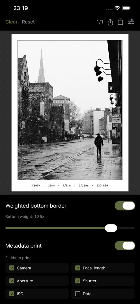 Border Pro - Interface do aplicativo Border Pro mostrando uma foto de rua em preto e branco com borda branca e configurações de metadados da câmera impressas.
