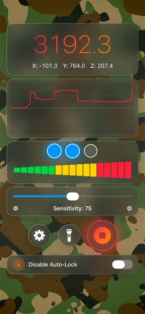 Metal Detector Professional - Interfaz de la aplicación Detector de Metales Profesional que muestra datos del campo magnético en tiempo real y configuraciones de sensibilidad sobre un fondo de camuflaje