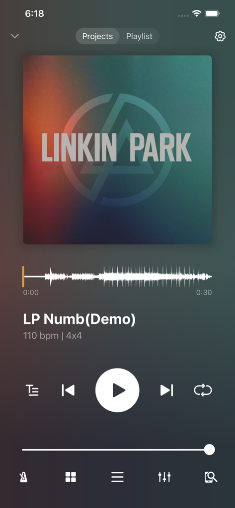 Interfaccia dell'app PLAYBACK With Metronome che mostra un lettore di basi musicali con forma d'onda audio e controlli di riproduzione su un iPhone