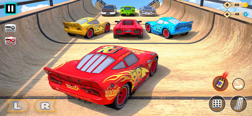 Real Stock Car Racing Stunts - Un stock car rojo compitiendo en una pista de rampa de madera curva con autos rivales