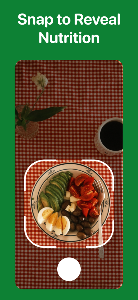 AI Food Scanner - NutriScan - AIフードスキャナーアプリのインターフェイスに、アボカド、卵、トマトなどの健康食品のプレートをスキャンしている携帯電話が表示され、栄養情報が表示される