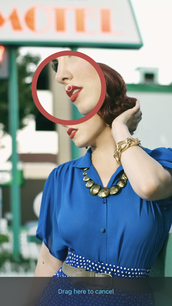 Una herramienta de lupa seleccionando un color rojo en una foto en la interfaz de la aplicación Color Accent