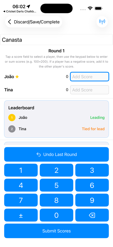 Interface do aplicativo de marcador digital para Canastra mostrando pontuações dos jogadores e um teclado numérico para entrada.
