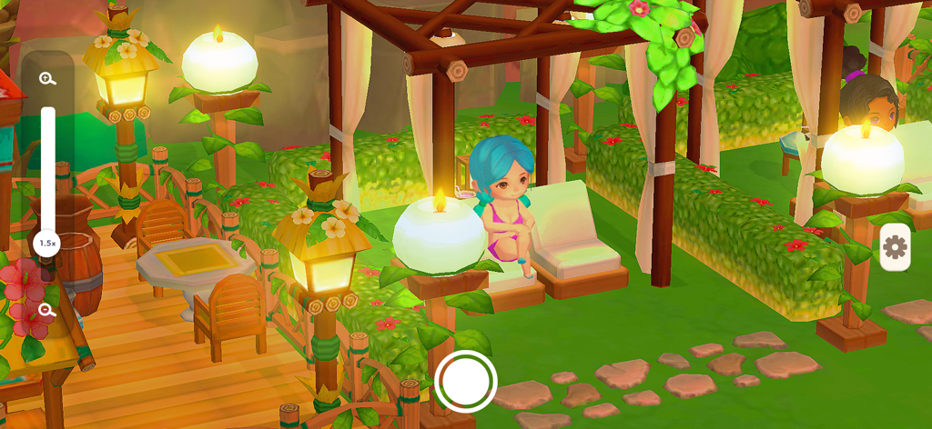 My Little Paradise: Island Sim - Una avatar femenina relajándose en una tumbona en un resort tropical decorado con linternas y vegetación.