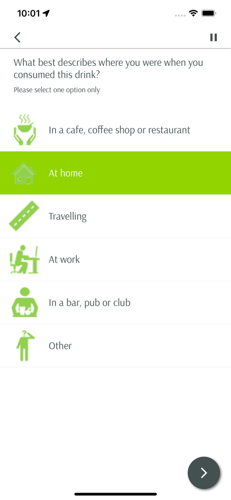 PanelSmart - Pantalla de encuesta de la aplicación móvil PanelSmart preguntando al usuario dónde consumió una bebida con opciones de ubicación de opción múltiple