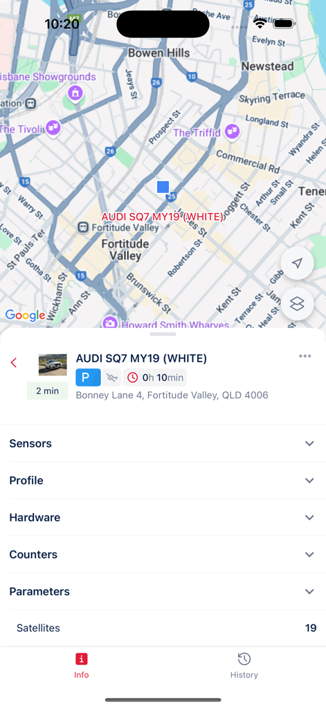 Trakpro Live App-Oberfläche mit Echtzeit-GPS-Tracking eines Fahrzeugs auf einer Karte mit detaillierten Telematik- und Sensordaten