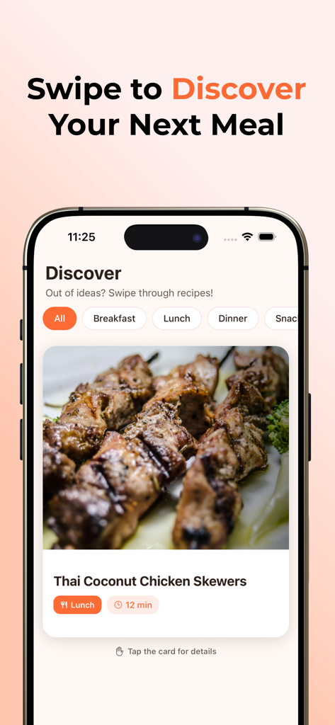 AirFryMeals: Air Fryer Recipes - AirFryMeals 앱 인터페이스에서 태국 코코넛 치킨 스큐어 레시피 카드로 스와이프하여 발견하는 기능을 보여줍니다.