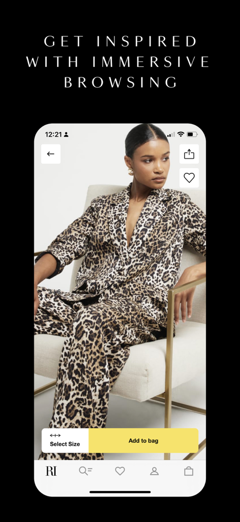 Mulher a usar um fato estampado de leopardo na aplicação móvel de compras River Island com um botão adicionar ao carrinho